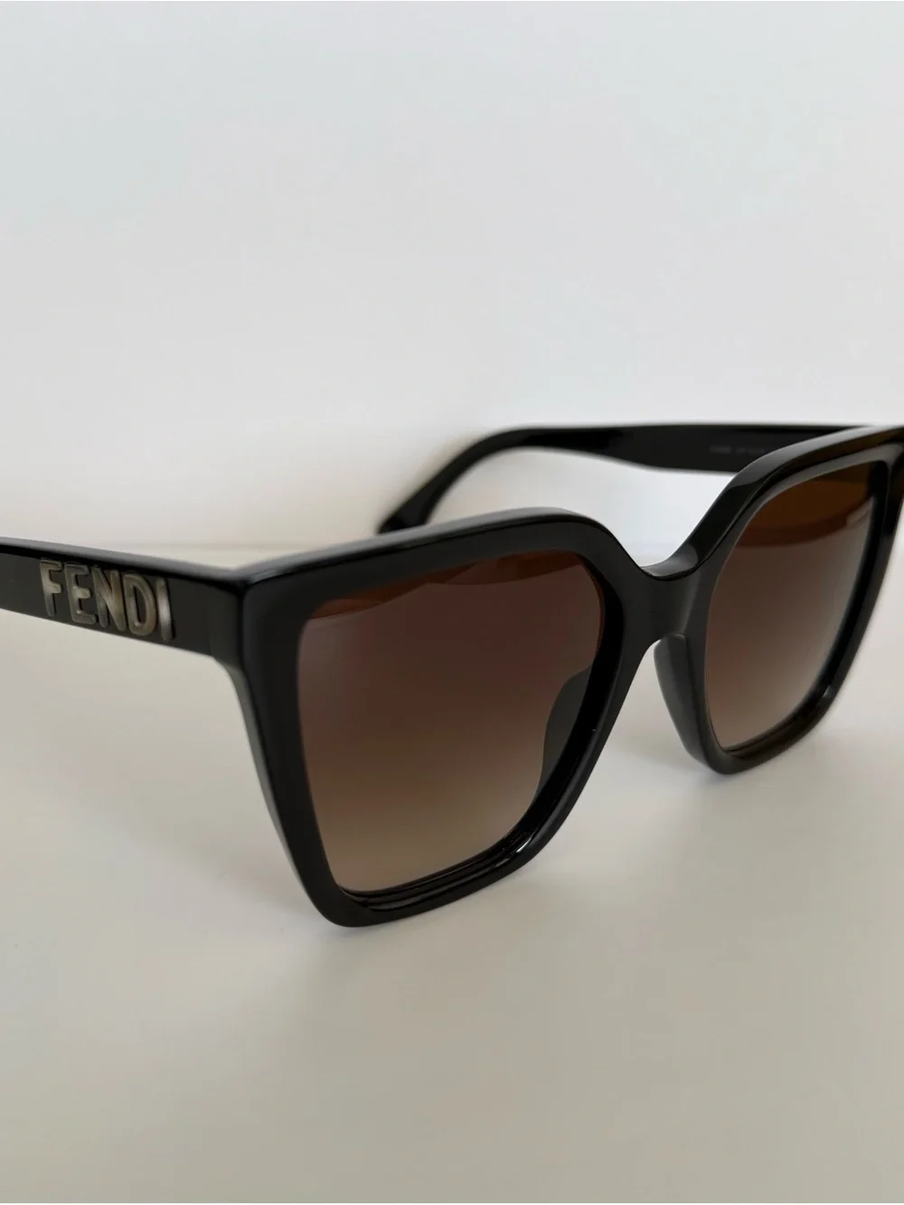 NEW!!! Fendi women oversized sunglasses FE40086I 01F Authentic